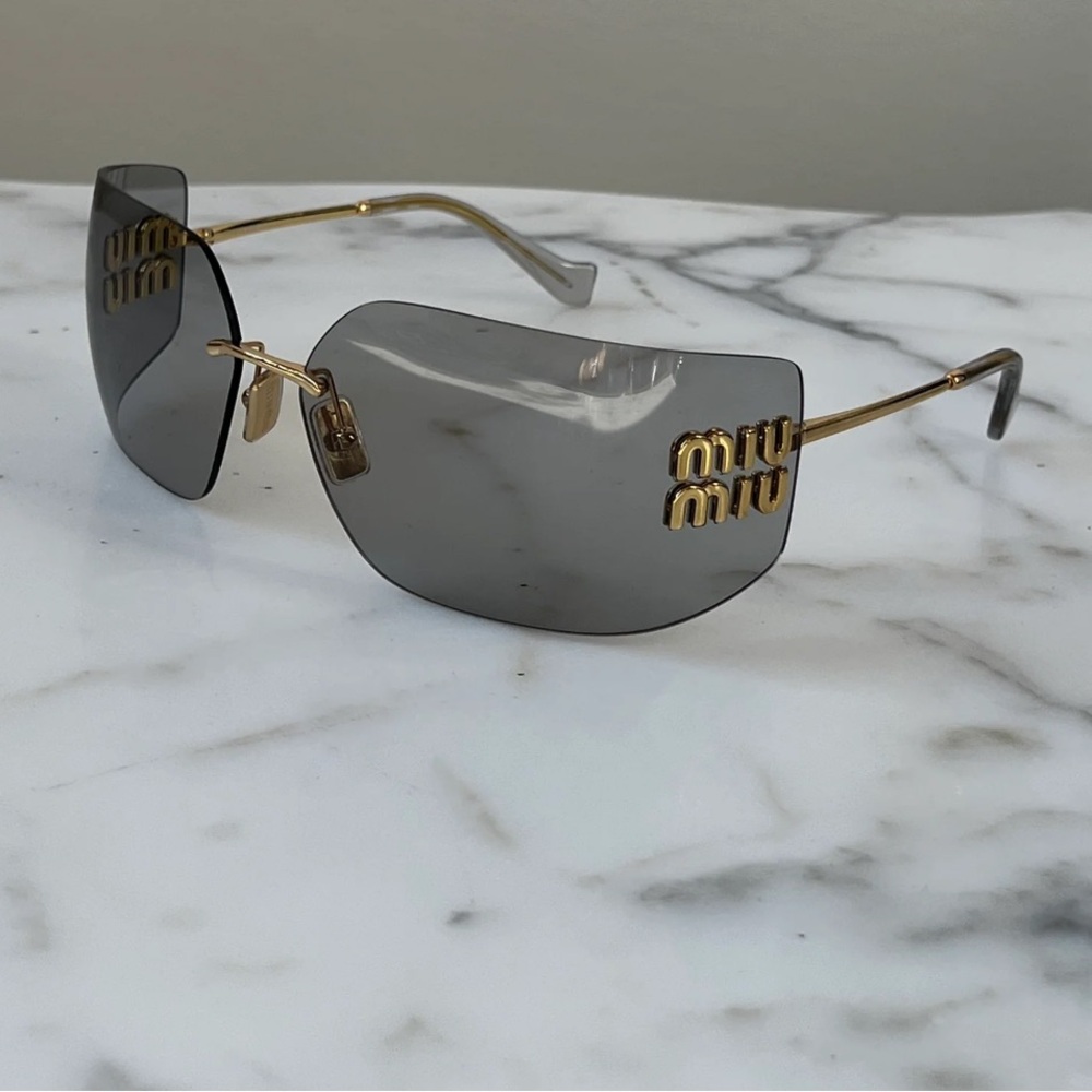 MIU MIU MU54YS SUNGLASSES IN DARK GREY